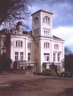 At the end of Bushell Place there are three Stuccoed Italianate villas built in 1847, Tower House, Avenham Tower and Avenham Lodge